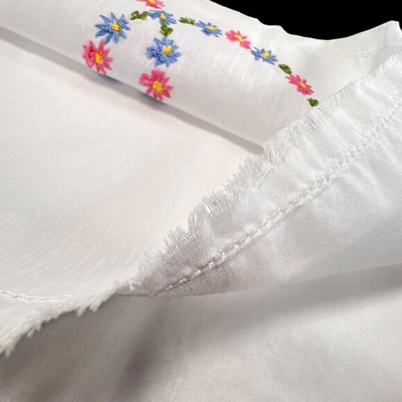 Vtg Handmade Embroidered Daisy Pillowcases Set of 2 Wreaths Pink Blue Circles - Picture 6 of 9